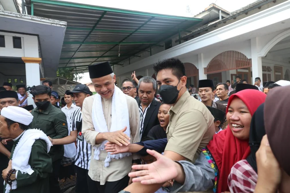 Ini Momen Istimewa Santriwati Ponpes Gedongan Cari Alam saat Ganjar Pranowo Berkunjung, Dibalas Simbol Cinta