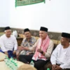 Ganjar dihadiahi serban merah putih