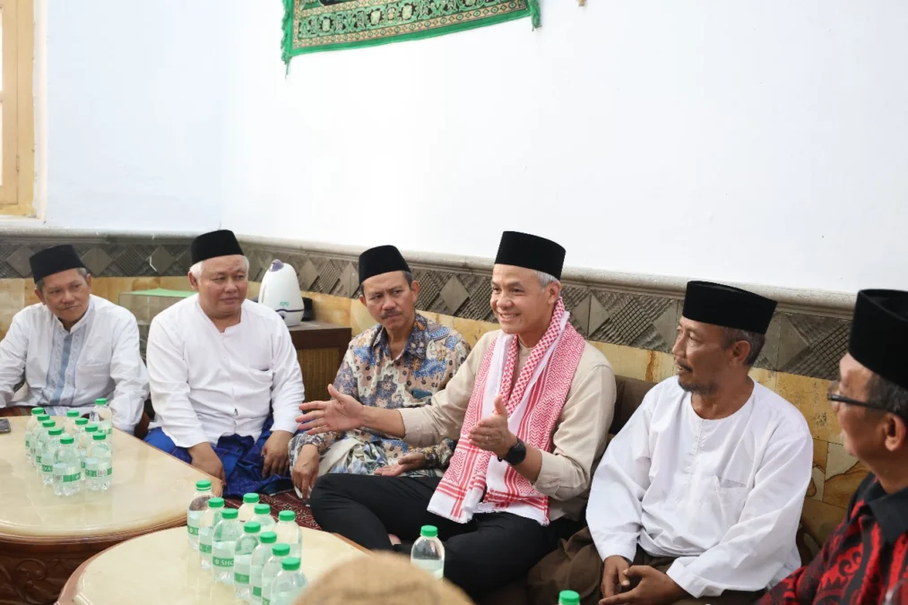 Ganjar dihadiahi serban merah putih