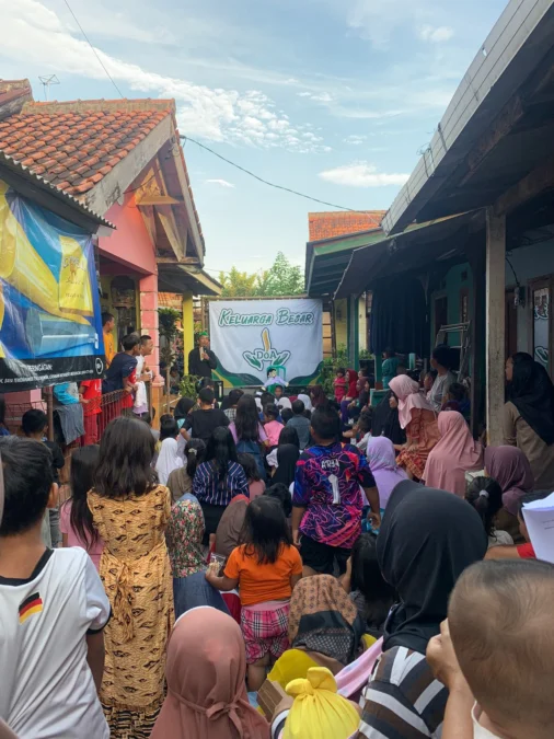 Pendongeng Anak, Kak Jums mendongeng didepan anak-anak di gang RW dalam agenda yang digagas Keluarga Besar Doa, Minggu (19/11).