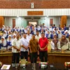 Ratusan Pelajar Belajar di Gedung Dewan