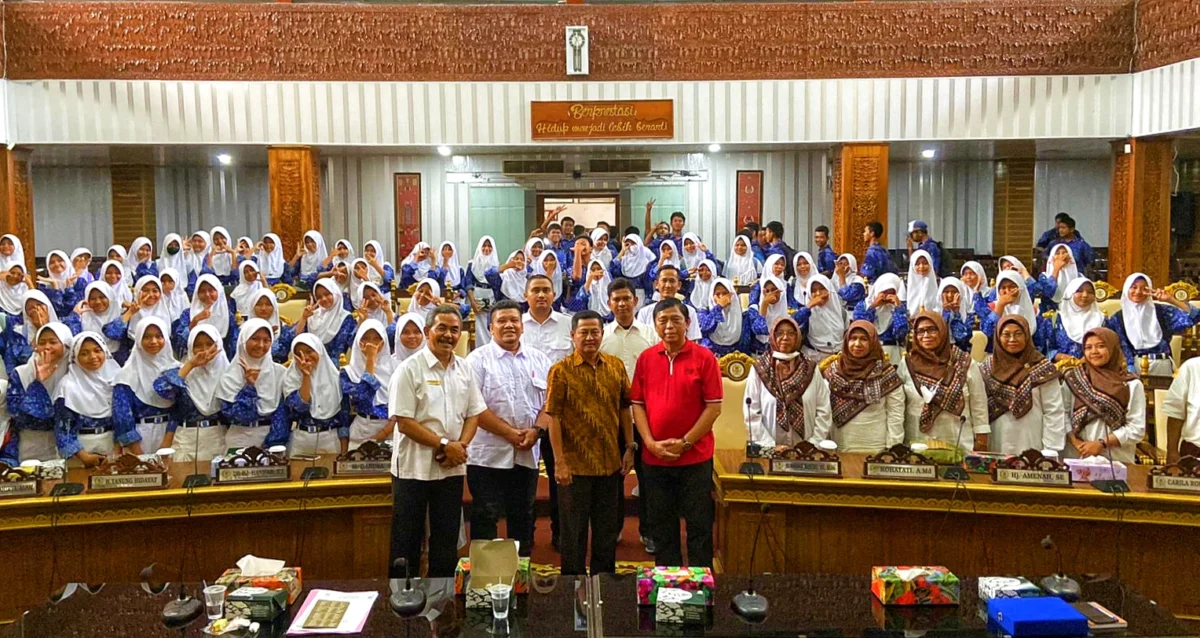 Ratusan Pelajar Belajar di Gedung Dewan