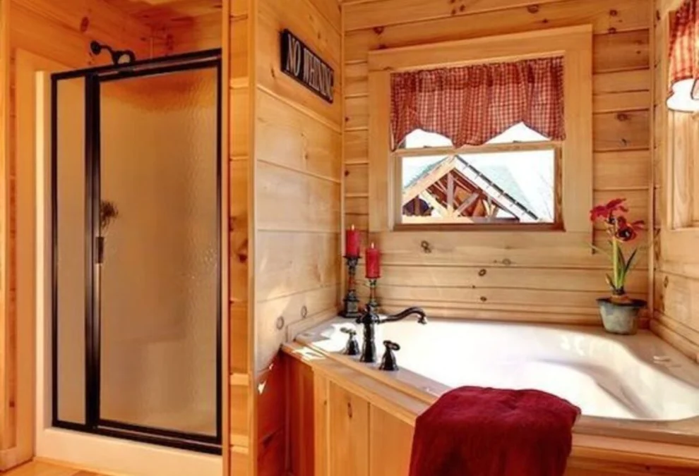 Desain Kamar Mandi Dengan Nuansa Kayu yang Estetik dan Inspiratif