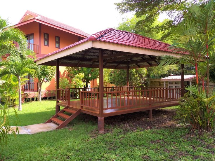 desain gazebo bahan kayu klasik