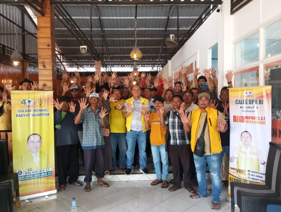 Caleg Golkar DPR-RI nomor urut 9 Dapil Jabar VIII, Riko Heryanto saat bersilaturahmi dengan koordinator timnya di Gegesik dan Gunung Jati, kemarin. FOTO: ASEP SAEPUL MIELAH/ RAKCER.ID