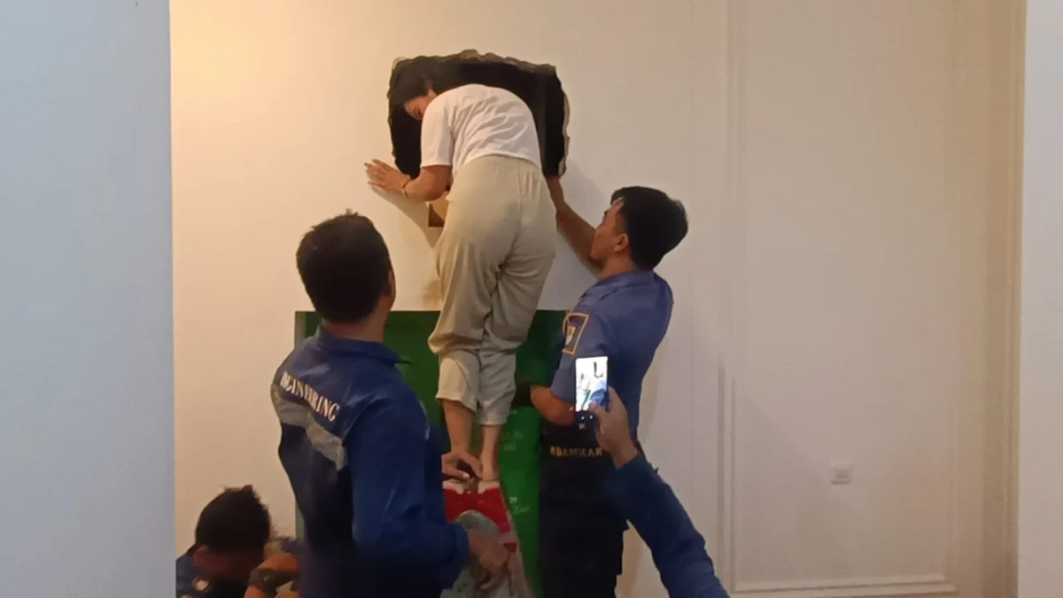 Petugas rescue Damkar Kota Cirebon mengevakuasi 9 orang yang selama satu.jam terjebak di lift kawasan CSB, Sabtu (09/12). FOTO: ASEP SAEPUL MIELAH/ RAKCER.ID