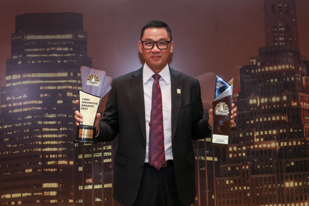 Direktur Utama PT PLN (Persero), Darmawan Prasodjo menunjukkan dua penghargaan yang dirain PLN dalam ajang CNBC Indonesia Awards 2023 di Jakarta, Rabu (13/12). FOTO: ASEP SAEPUL MIELAH/ RAKCER.ID