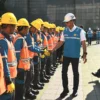 Direktur Utama PT PLN, Darmawan Prasodjo saat mengecek kesiapan petugasnya untuk mengamankan pasokan listrik selama Nataru 2024. FOTO: ASEP SAEPUL MIELAH/ RAKCER.ID