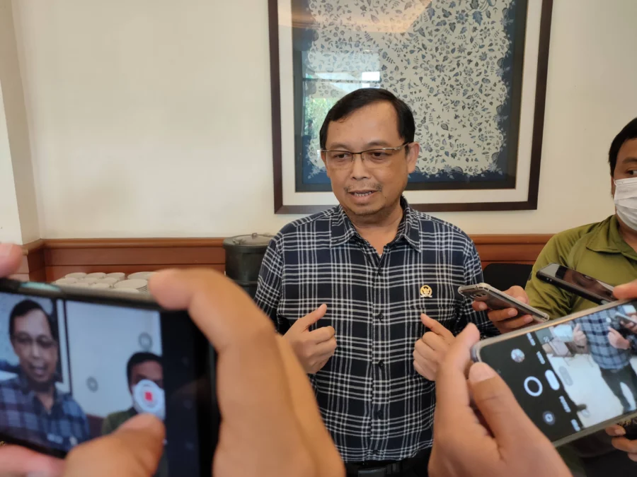 anggota DPR-RI Fraksi Demokrat Dapil Jawa Barat VIII, Ir H Herman Khaeron mendapat penghargaan sebagai legislator populer. FOTO: ASEP SAEPUL MIELAH/ RAKCER.ID