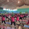 200 peserta didominasi ibu-ibu se-Wilayah III mengikuti senam Poundfit massal dalam HUT ke-11 AIMI Cirebon, Sabtu (09/12). FOTO: ASEP SAEPUL MIELAH/ RAKCER.ID