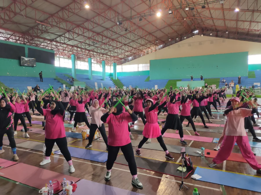 200 peserta didominasi ibu-ibu se-Wilayah III mengikuti senam Poundfit massal dalam HUT ke-11 AIMI Cirebon, Sabtu (09/12). FOTO: ASEP SAEPUL MIELAH/ RAKCER.ID