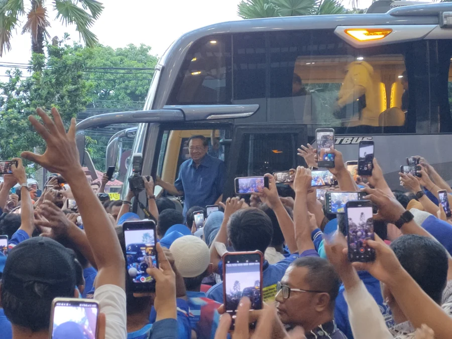 Kedatangan SBY bersama rombongan di Cirebon disambut ratusan kader Demokrat, Rabu (20/12) sore. FOTO: ASEP SAEPUL MIELAH/ RAKCER.ID