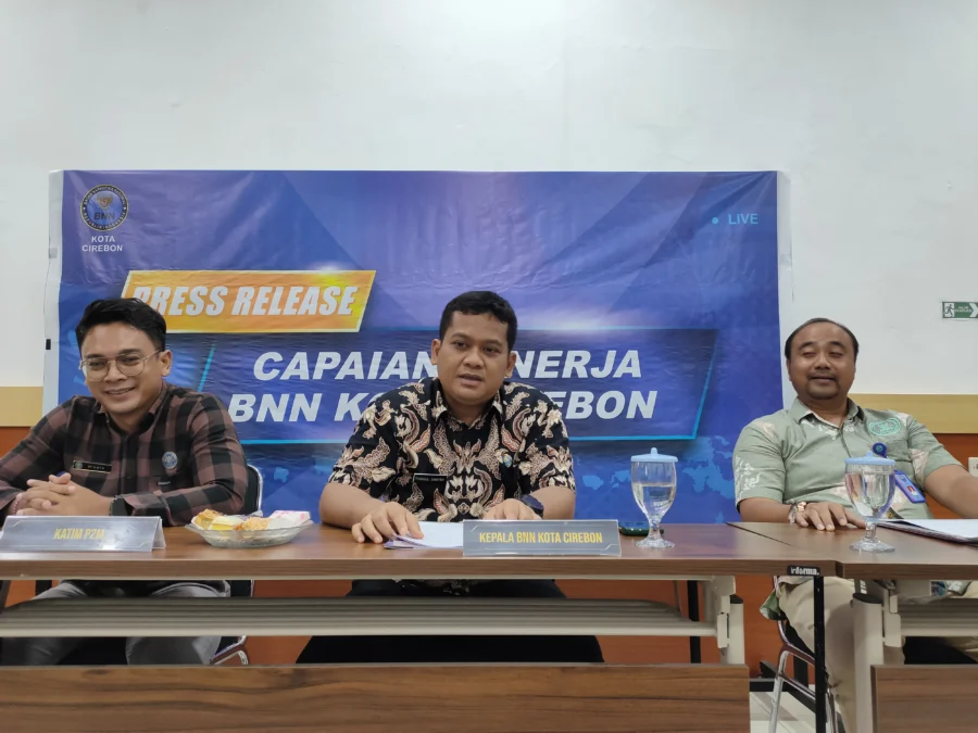 Kepala BNN Kota Cirebon, AKBP Tunggul Sinatrio bersama jajarannya saat menyampaikan capaian upaya P4GN yang dilakukan selama tahun 2023. FOTO: ASEP SAEPUL MIELAH/ RAKCER.ID