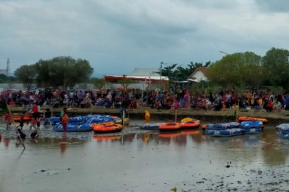 Pantai Kejawanan Tempat Menghilangkan Penat, Bermitos Air Laut Penyembuh Sakit