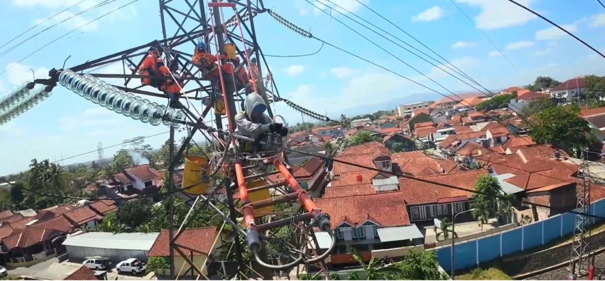 Personil Pekerjaan Dalam Keadaan Bertegangan PLN UPT Cirebon melakukan pemeliharaan Jaringan dan Gardu Induk. FOTO: ISTIMEWA/ RAKCER.ID