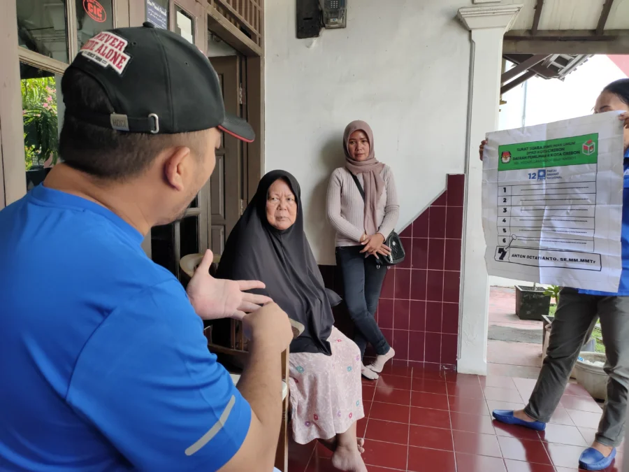 Anton Octavianto door to door memperkenalkan diri kepada masyarakat di Kelurahan Larangan, Kamis (25/01). FOTO: ASEP SAEPUL MIELAH/ RAKCER.ID