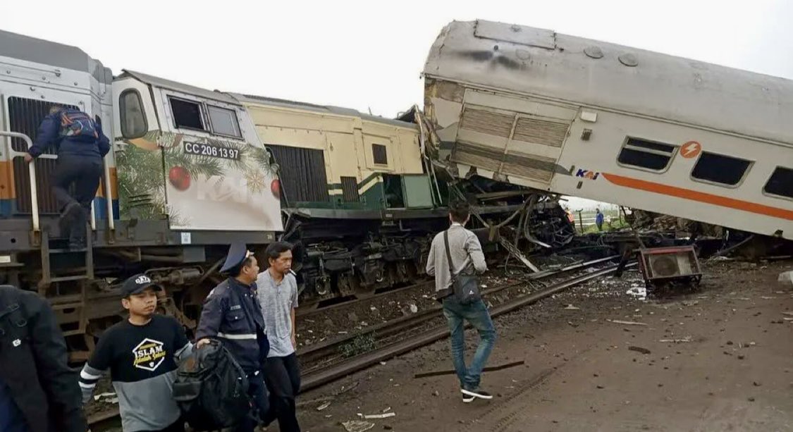 Tabrakan Kereta Api Turangga dan KRL Bandung