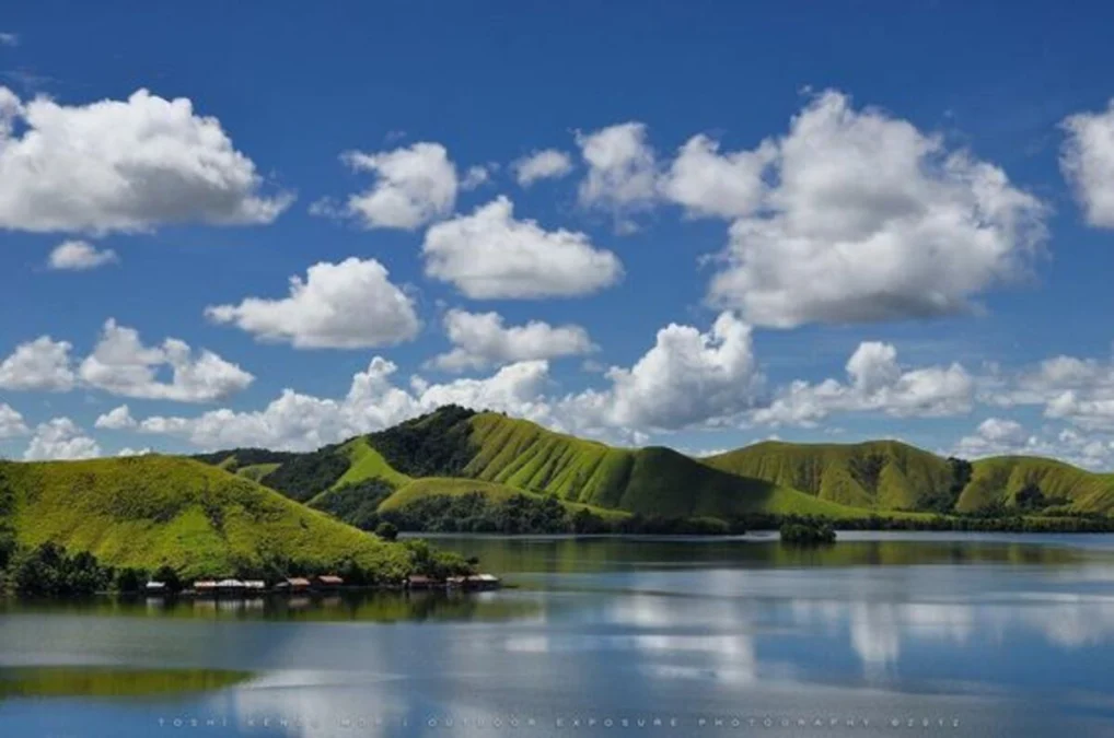 Pesona Keindahan Danau Sentani di Papua yang Memanjakkan Mata dan Bikin Betah Pastinya!