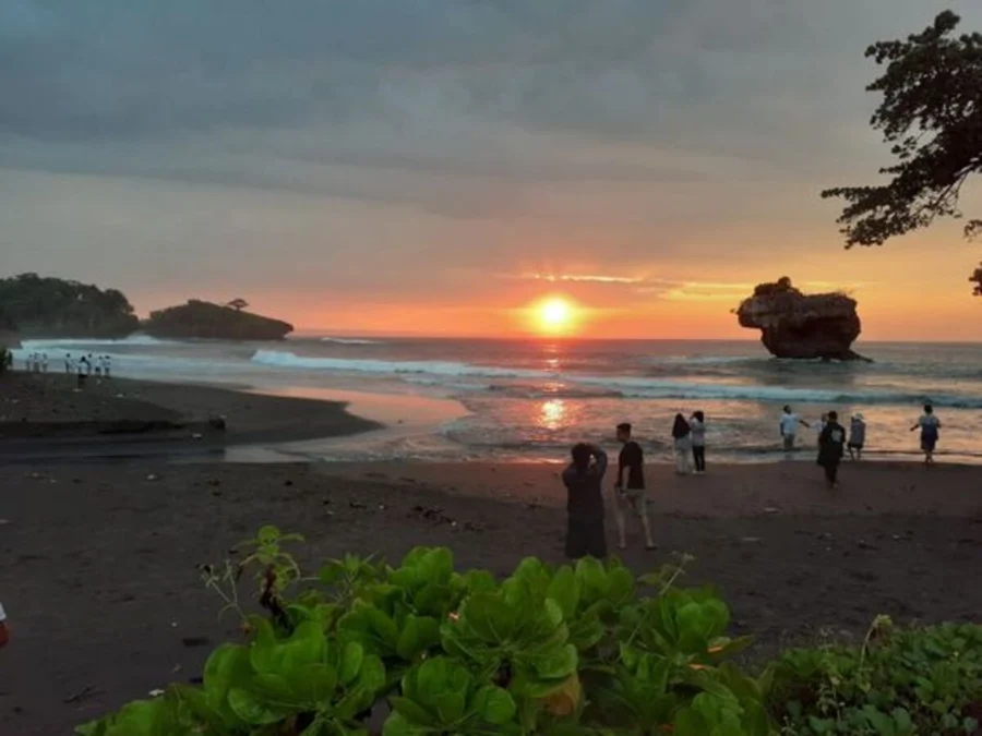 Wisata Pantai Madasari di Ujung Pangandaran: Lokasi dan Harga Tiket Masuk