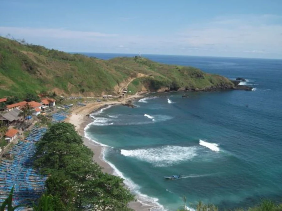 Nikmati Keindahan Pantai Menganti, Surga Tersembunyi di Kebumen yang Pemandangannya Mirip dengan Selandia Baru