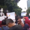 demo di depan gedung kpu