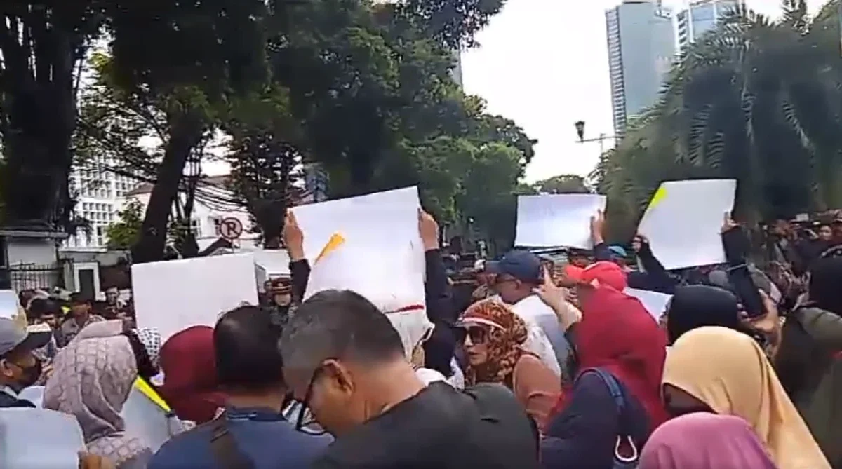 demo di depan gedung kpu