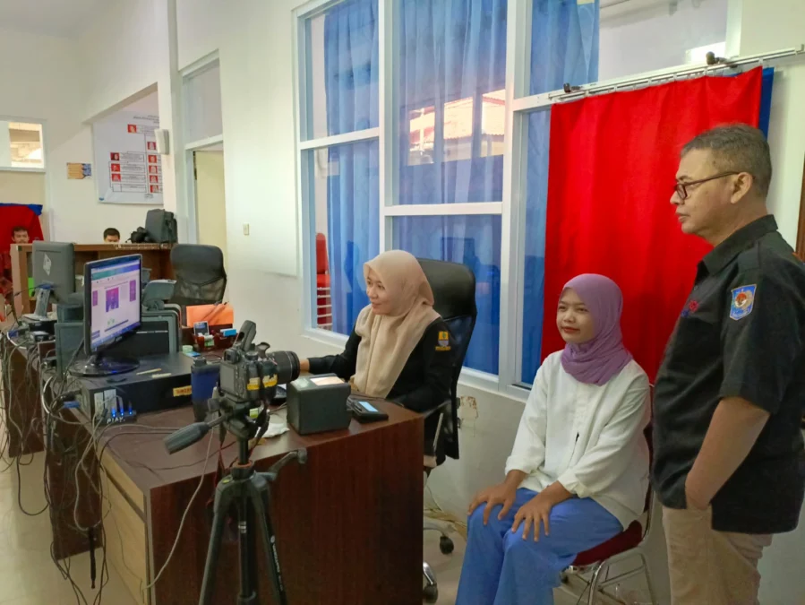 Suasana pelayanan di Disdukcapil Kota Cirebon yang tetap membuka pelayanan selama libur panjang, terkhusus pelayanan dokumen KTP, Rabu (08/02). FOTO: ASEP SAEPUL MIELAH/ RAKCER.ID