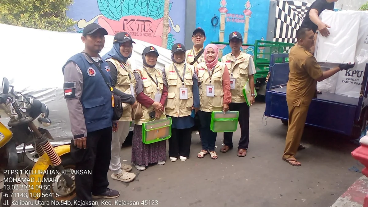 Petugas Panwascam Kejaksan melakukan pengawasan pengiriman logistik dari PPS ke TPS serentak, Selasa (13/02)