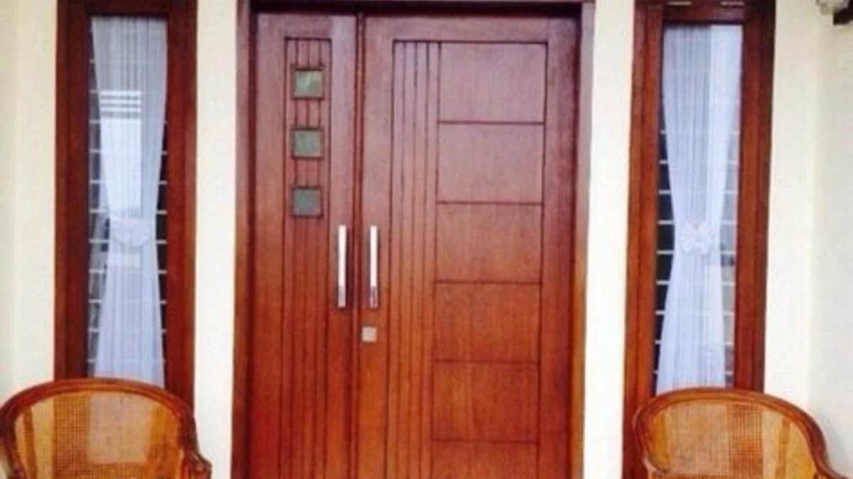 Menghadirkan Kesan Hangat dan Menarik dengan 7 Ide Pintu Kayu dalam Desain Rumah