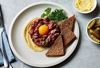 15 Fakta Mengenai Steak Tartare, Makanan yang Terbuat dari Daging Sapi Mentah Khas Prancis