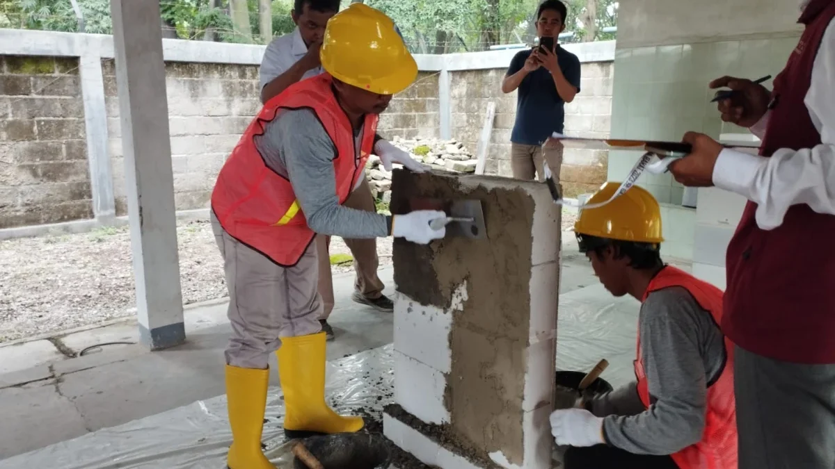 Tukang Bangunan Diberdayakan Indocement, Raih Sertifikasi Kompetensi dari Kementerian