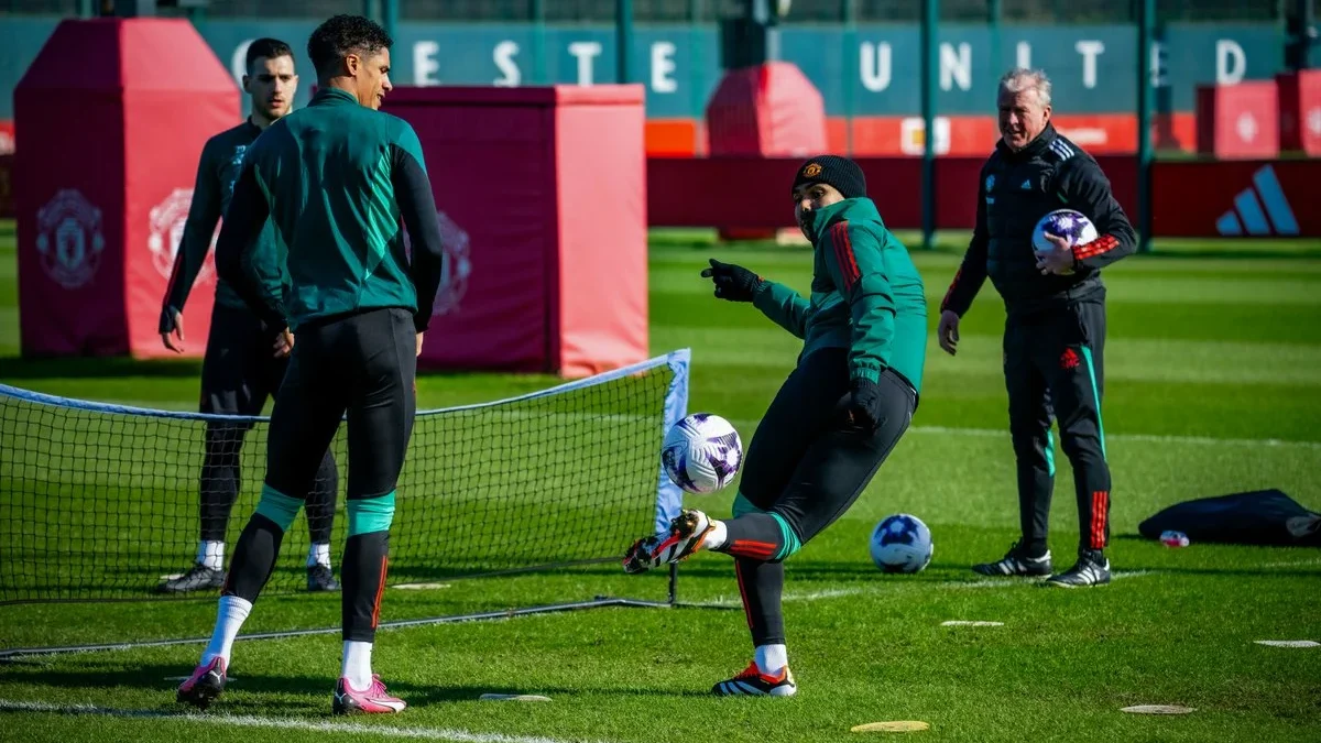 Pemain Manchester United sedang latihan saat menjelang pertandingan Manchester United vs Everton