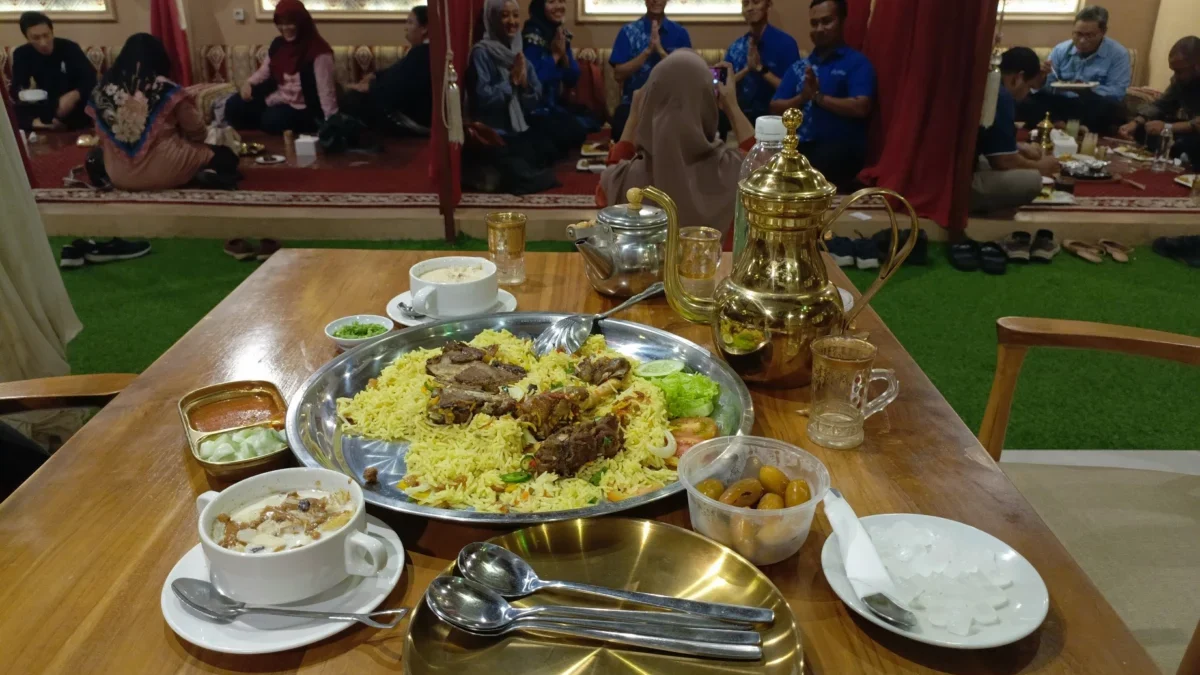 PAKET BUKA PUASA. Kehadiran Chefis Resto mampu mewarnai dunia usaha kuliner di Cirebon. Di bulan Ramadhan, Che