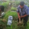 tukang bersih-bersih makam menjelang ramadhan