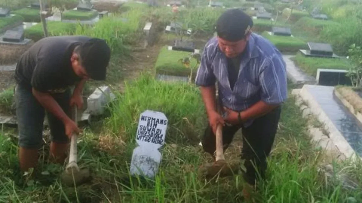 tukang bersih-bersih makam menjelang ramadhan