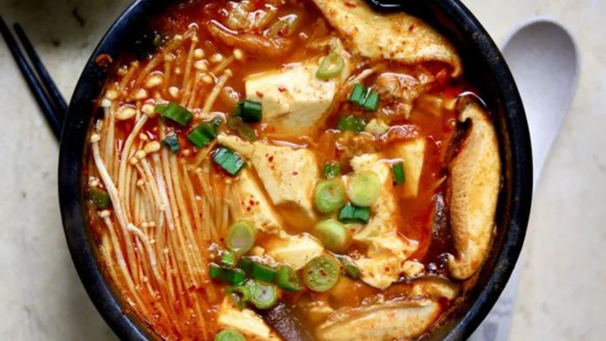 Resep Sundubu Jjigae Jamur: Sup Tahu Pedas Korea yang Hangat dan Lezat