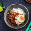 4 Fakta Menarik Pad Krapow, Tumisan Ayam Pedas dengan Perpaduan Basil yang Unik