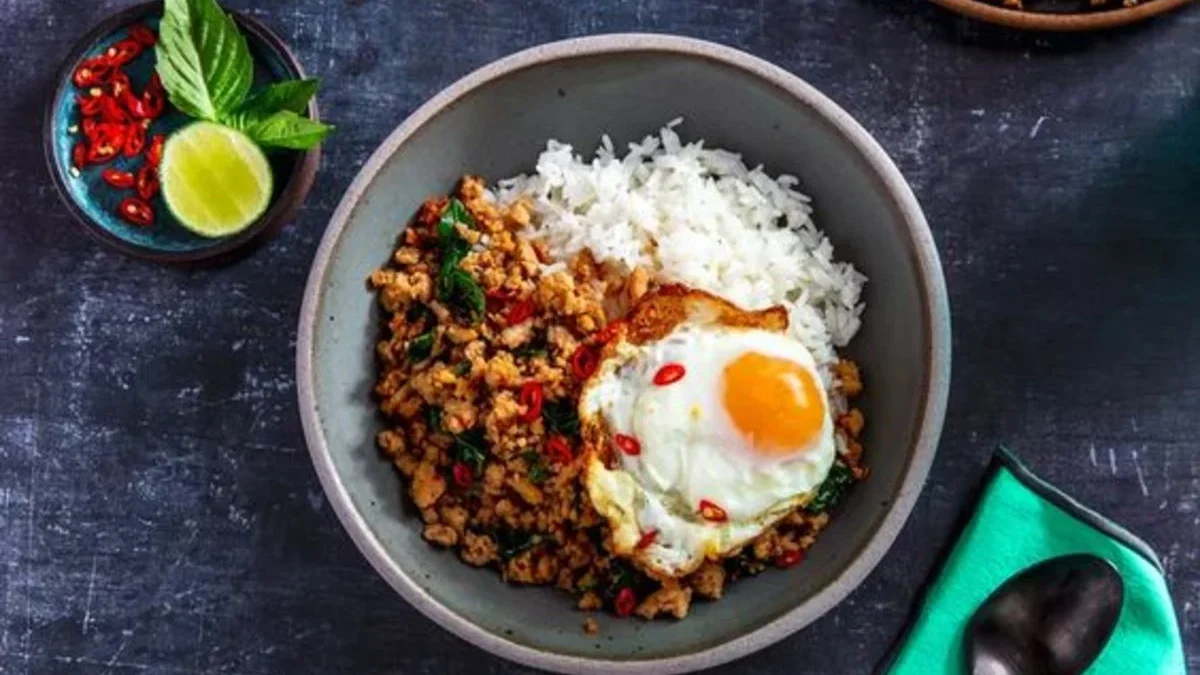 4 Fakta Menarik Pad Krapow, Tumisan Ayam Pedas dengan Perpaduan Basil yang Unik