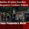 Baliho di Jalan Sumber Kabupaten Cirebon Roboh dan Timpa Pengendara Motor