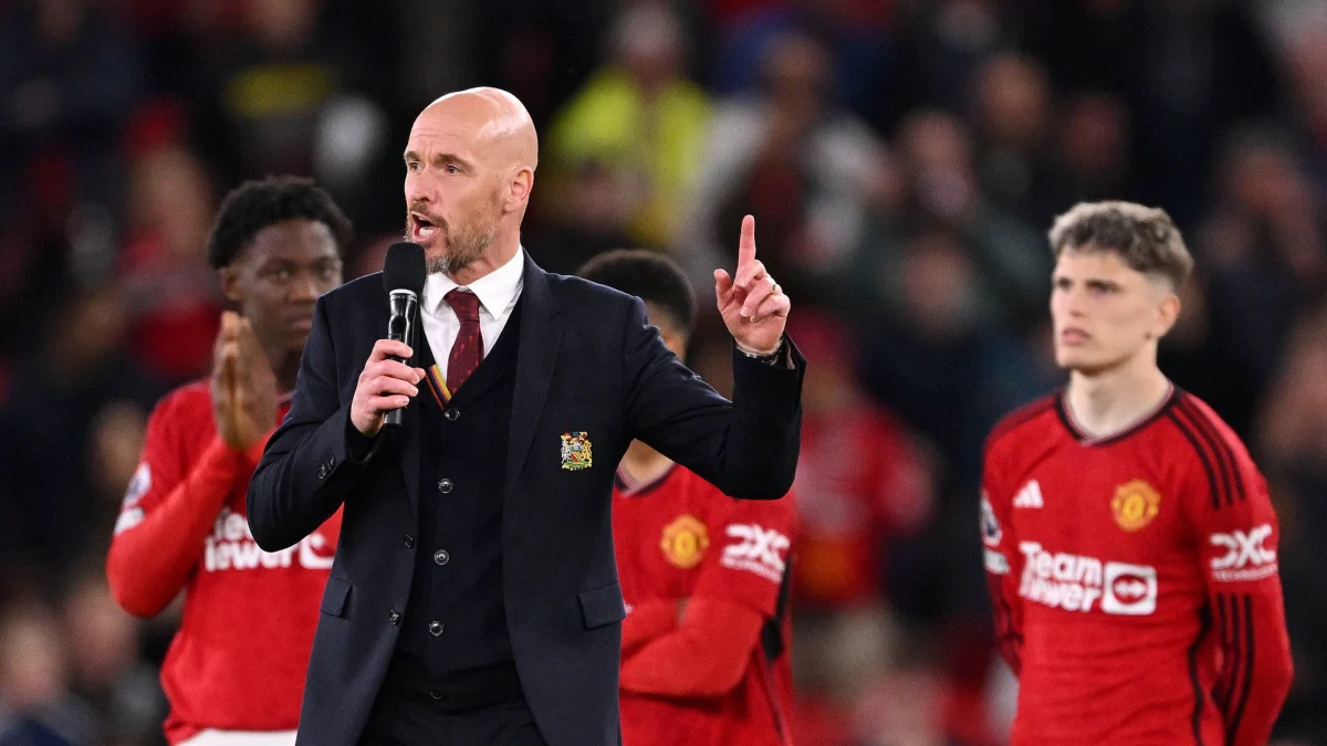 Fans Manchester United Soraki Erik Ten Hag saat Pidato di Pertandingan Kandang Terakhir Setan Merah