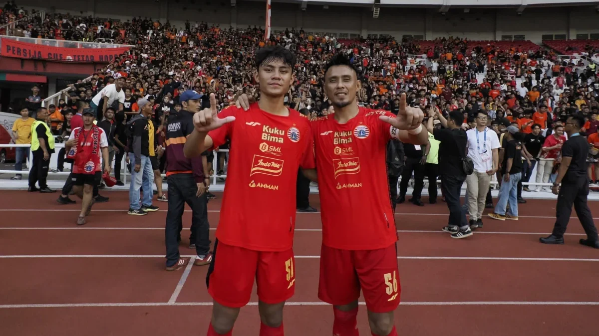 Sejarah Baru! Ayah dan Anak Bermain Bola di Rumput yang Sama, Siapa Mereka?