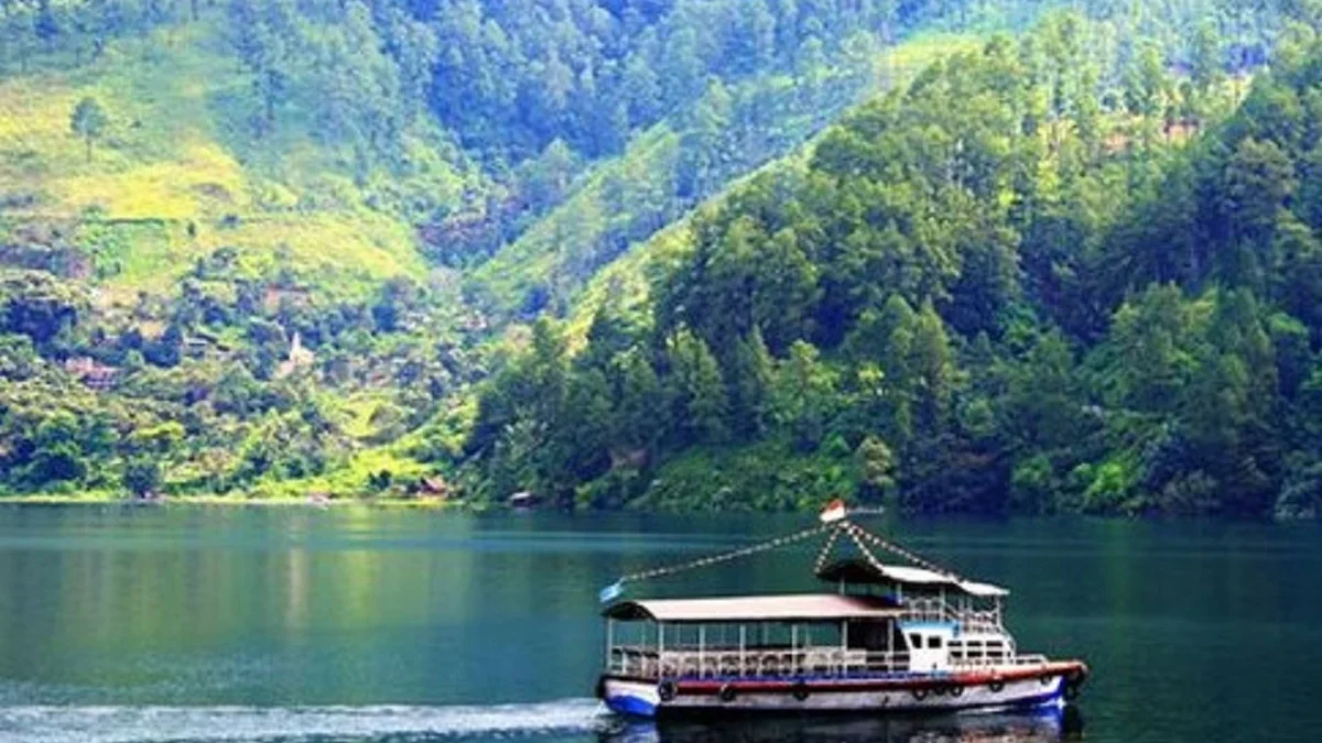 Mau Mengetes Kemampuan Renang Kamu, 4 Danau Terdalam di Indonesia