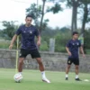 Hengkang Dari Persib Bandung Ezra Wallian Resmi Berseragam Persik Kediri