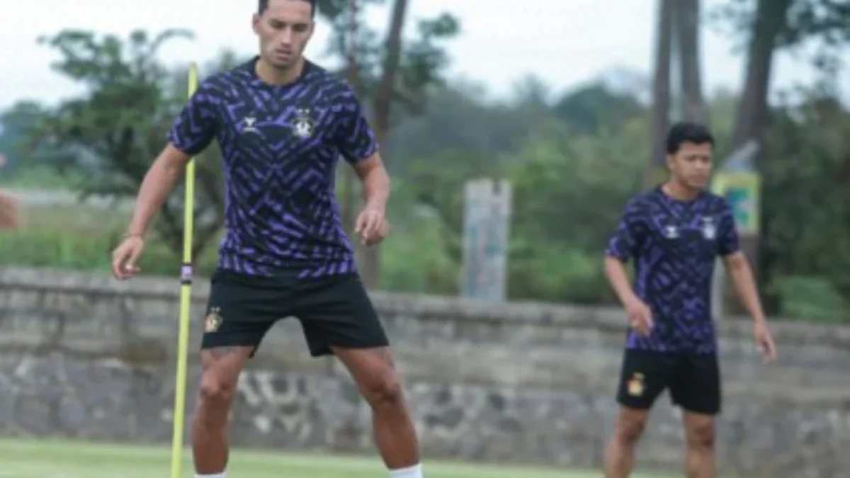 Hengkang Dari Persib Bandung Ezra Wallian Resmi Berseragam Persik Kediri