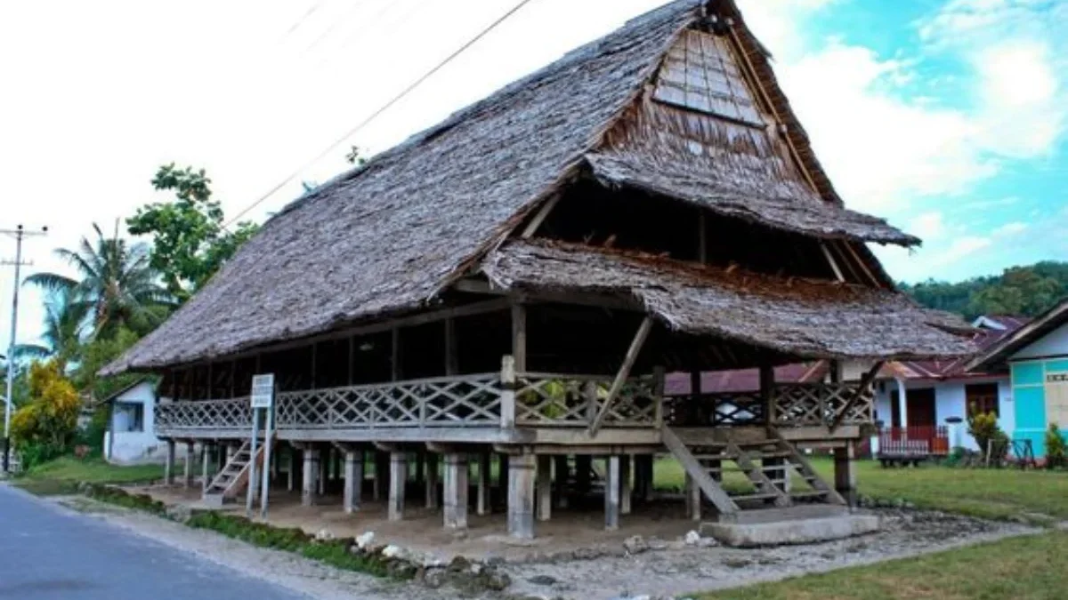 Mengenal Baileo, Rumah Adat Maluku yang Menjadi Pusat untuk Berbagai Aktivitas Sosial