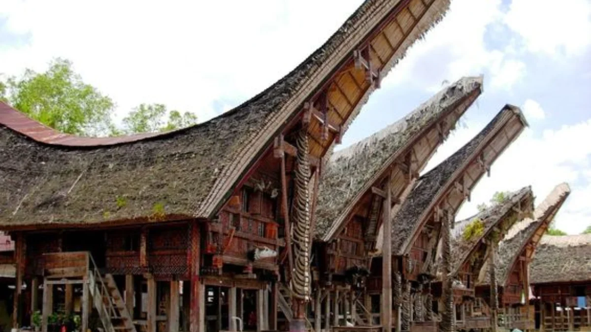 Mengenal Tongkonan, Rumah Adat Toraja yang Menakjubkan dengan Atap Melengkungnya