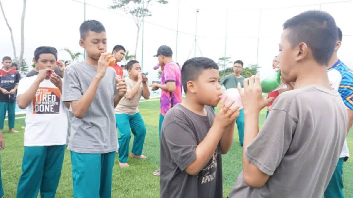 Gokil! Begini Manfaat Lomba Estafet Tiup Balon yang Bikin Gelak Tawa Satu Kampung