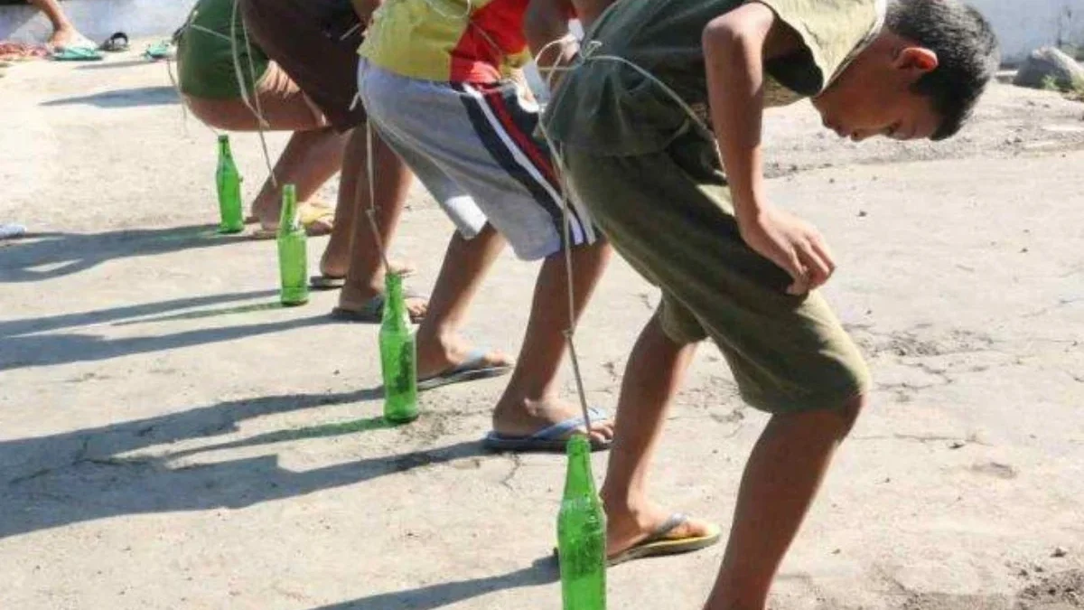 Lomba Memasukkan Pensil ke Botol