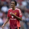 Pemain Manchester United Leny Yoro Terancam Absen 2 Bulan Dikarenakan Cedera Parah