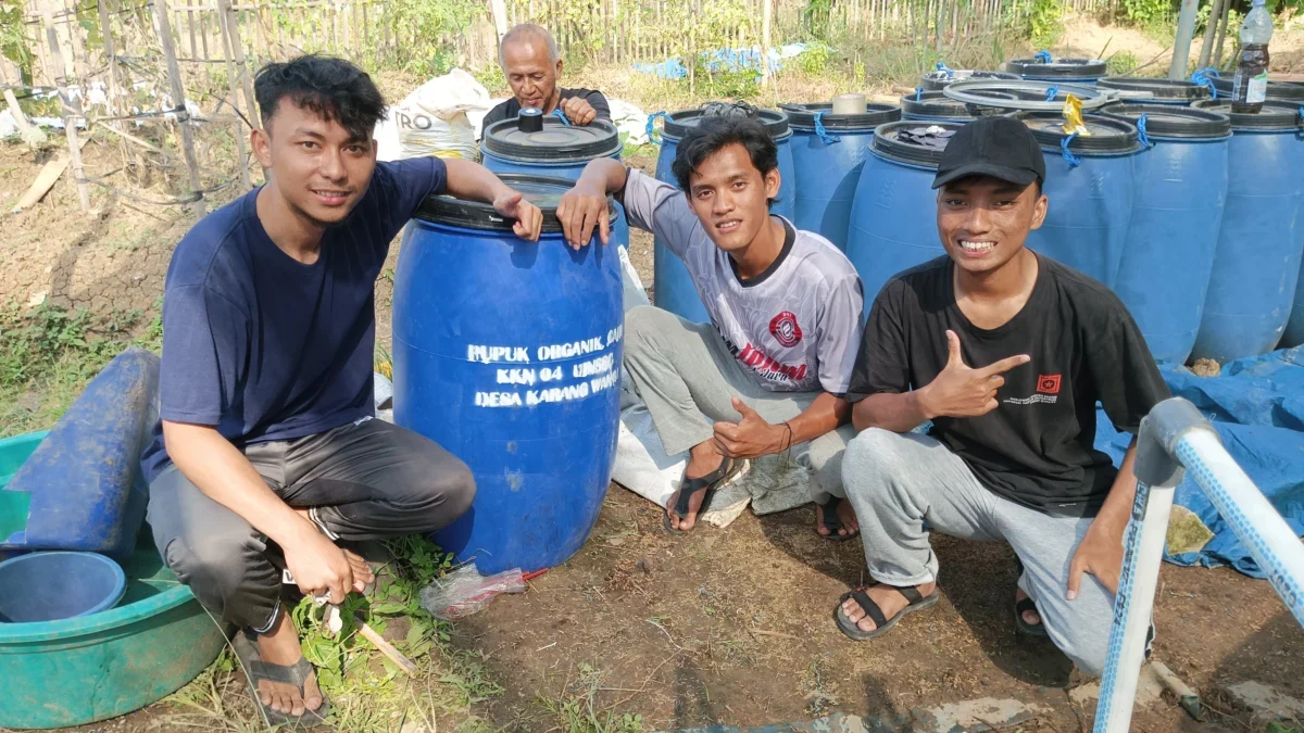 Mahasiswa KKN UIN SSC Cirebon Bantu Petani Desa Karangwangi dengan Pembuatan Pupuk Organik Cair, Bukan Sesaat!